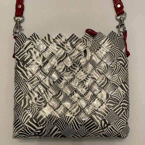 Nahui Ollin Candy Wrapping Black White Red Paper Crossbody Bag - Picture 10 of 11